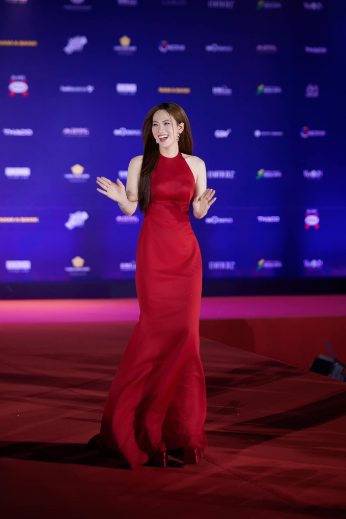 Cùng làm đại sứ HIFF 2024: Xuân Hạnh ghi điểm với thiết kế cut-out, Thùy Tiên chọn váy đơn sắc vẫn chiếm spotlight