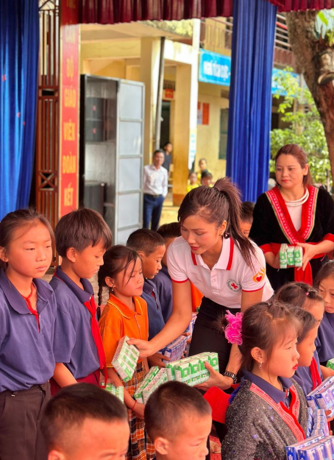 Hoa hậu H’Hen Niê vào bếp nấu ăn cho học sinh, tất bật với chuỗi hoạt động cộng đồng tại Điện Biên