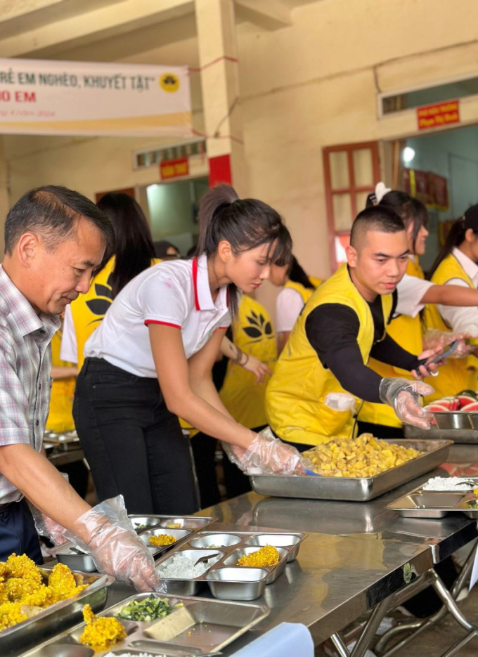 Hoa hậu H’Hen Niê vào bếp nấu ăn cho học sinh, tất bật với chuỗi hoạt động cộng đồng tại Điện Biên