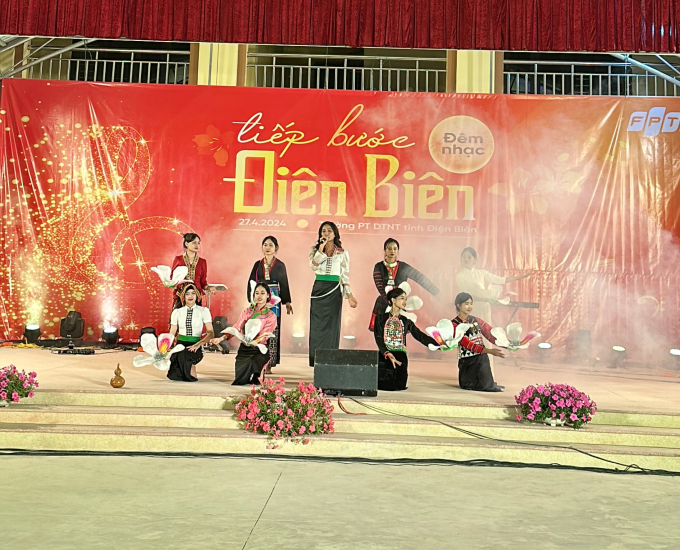 H’Hen Niê đẹp rạng rỡ trong chuyến công tác tại Điện Biên, hưởng ứng kỷ niệm 70 năm chiến thắng Điện Biên Phủ