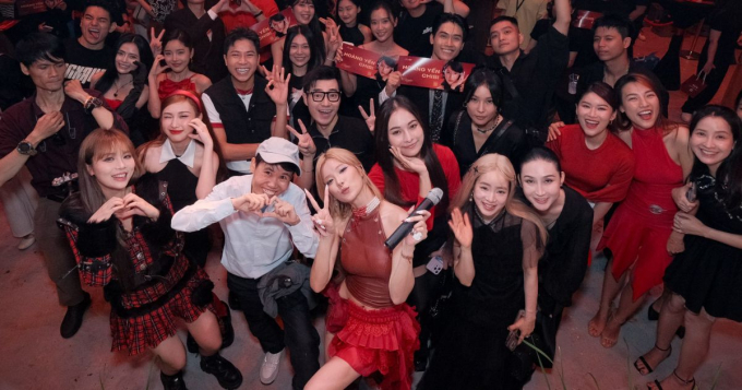 Hoàng Yến Chibi hát live trọn vẹn EP Duyệt, khoe vũ đạo cực đỉnh” trong showcase kỷ niệm 10 năm Nam tiến