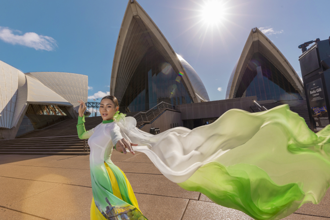 Chị em Hoàn vũ Ngọc Châu - Xuân Hạnh tự hào giới thiệu vẻ đẹp áo dài tại Úc