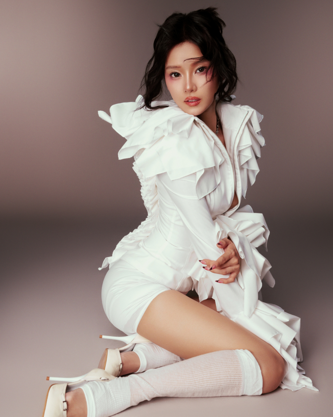 Hoàng Yến Chibi đạt thành tích ấn tượng với EP Duyệt, nhan sắc thăng hạng trong bộ ảnh mới