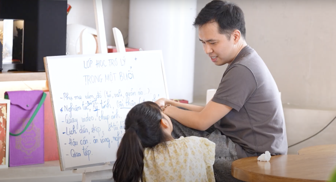 Tập 10 Mẹ siêu nhân: Phạm Quỳnh Anh cho con gái 7 tuổi thử làm trợ lý, Emily dạy con dọn dẹp nhà cửa