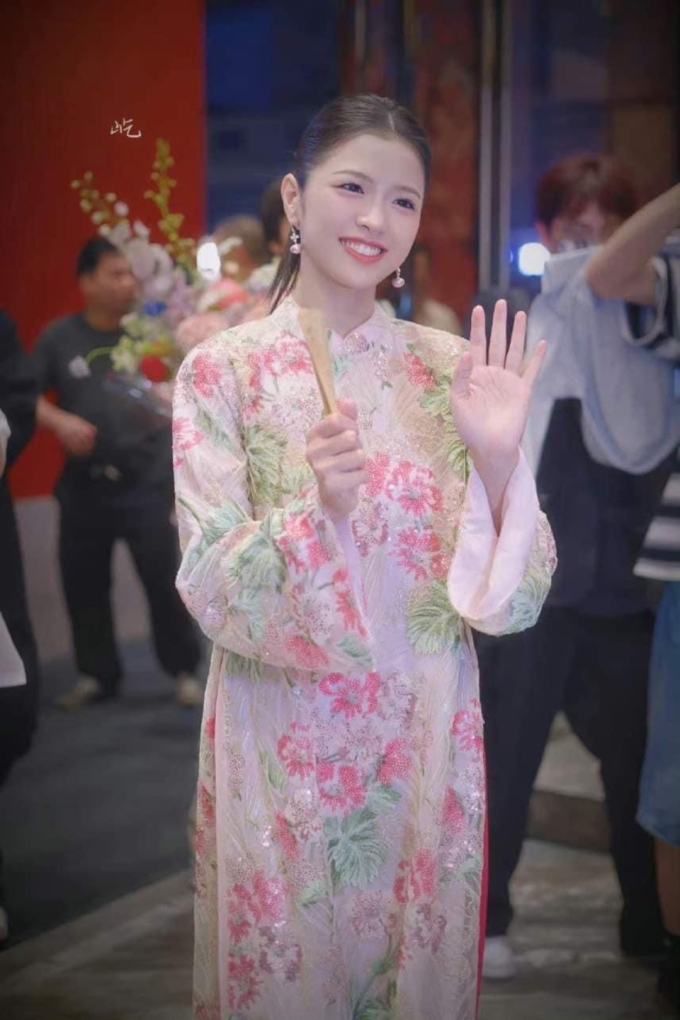 Suni Hạ Linh tinh tế chọn áo dài tham gia Đạp gió, hướng dẫn dàn tỷ tỷ hát dân ca Bắc Bộ