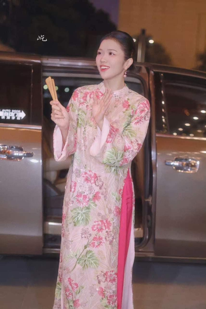 Suni Hạ Linh tinh tế chọn áo dài tham gia Đạp gió, hướng dẫn dàn tỷ tỷ hát dân ca Bắc Bộ