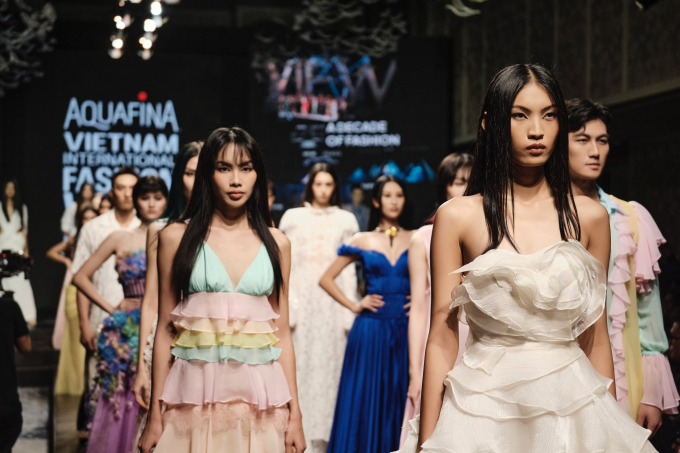 Quán quân The Face - Tú Anh catwalk cực hút, sẵn sàng tỏa sáng tại Tuần lễ thời trang quốc tế Việt Nam