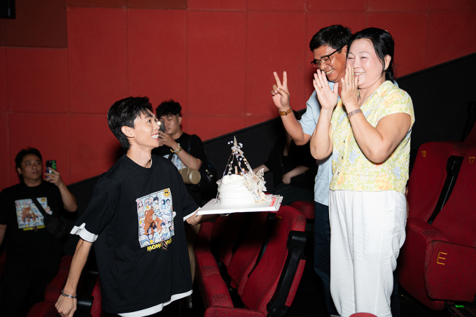 Hồng Thanh tạo bất ngờ với màn mừng sinh nhật mẹ trong chuyến cinetour Móng vuốt