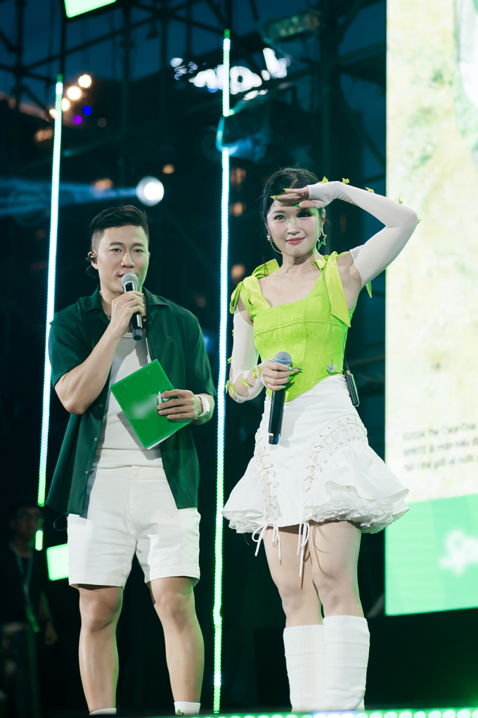 Sau màn thể hiện gây sốt tại Đạp gió 2024, Suni Hạ Linh được fan Việt cổ vũ nồng nhiệt khi về nước biểu diễn
