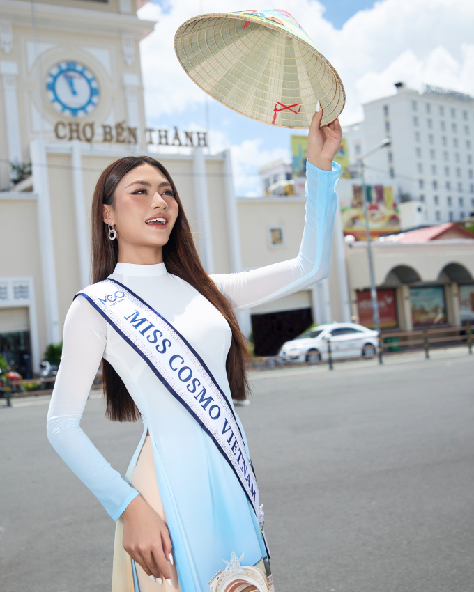 Hoa hậu Xuân Hạnh cùng dàn thí sinh Miss Cosmo 2024 diện áo dài, đội nón lá truyền thống Việt Nam
