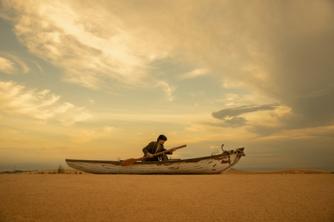 Đen gây tò mò với hình ảnh chèo thuyền trên cát, tung teaser MV Friendship không nhạc