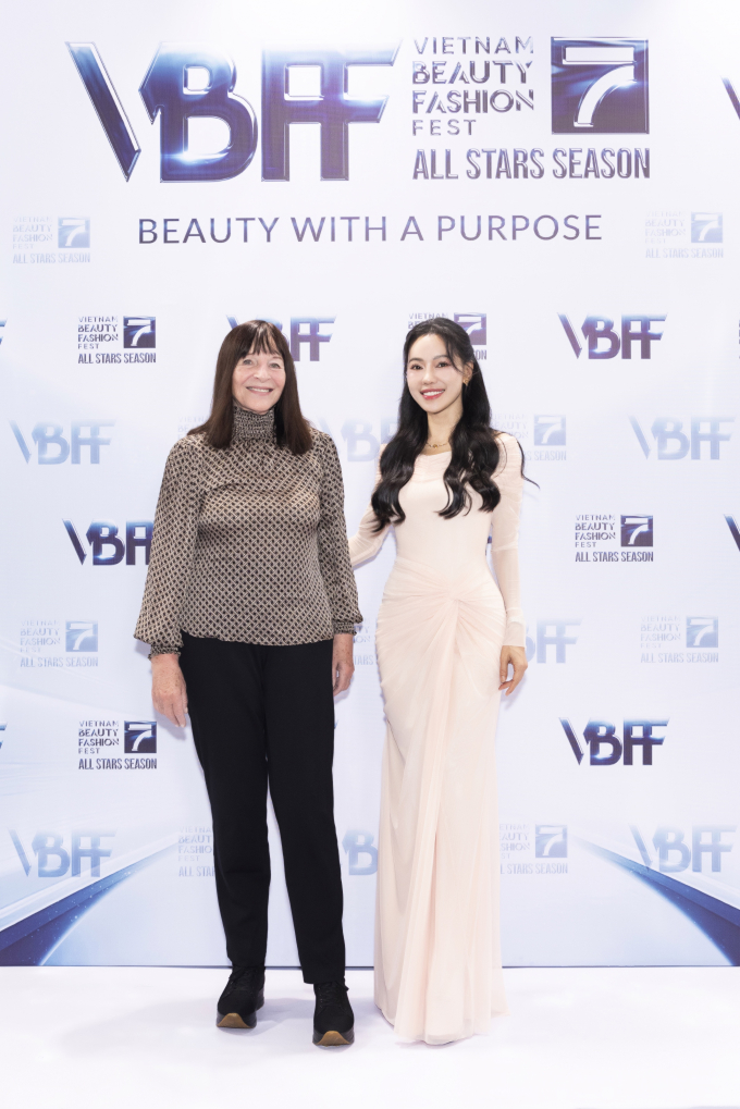 Miss World 2019 - Toni Ann Singh diễn Vedette tại VBFF 7, hát Hello Việt Nam đầy cảm xúc