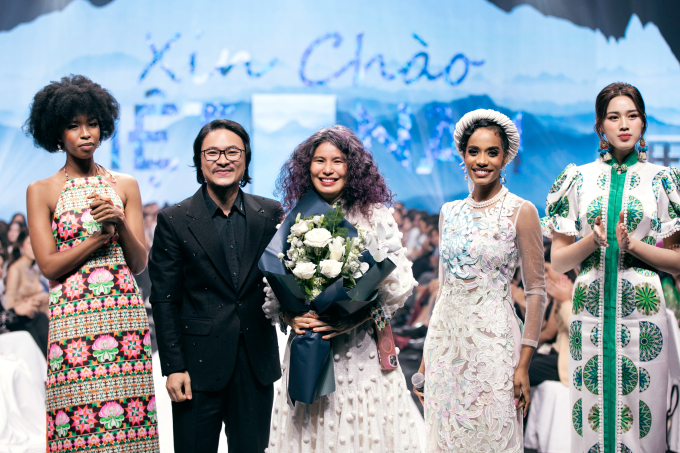 Miss World 2019 - Toni Ann Singh diễn Vedette tại VBFF 7, hát Hello Việt Nam đầy cảm xúc