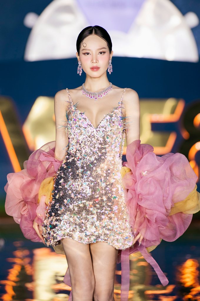 2 hoa hậu Hoàng Phương - Thanh Thủy đọ trình catwalk với trang phục của NTK Hoàng Minh Hà