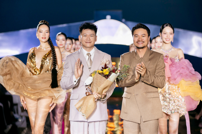 2 hoa hậu Hoàng Phương - Thanh Thủy đọ trình catwalk với trang phục của NTK Hoàng Minh Hà