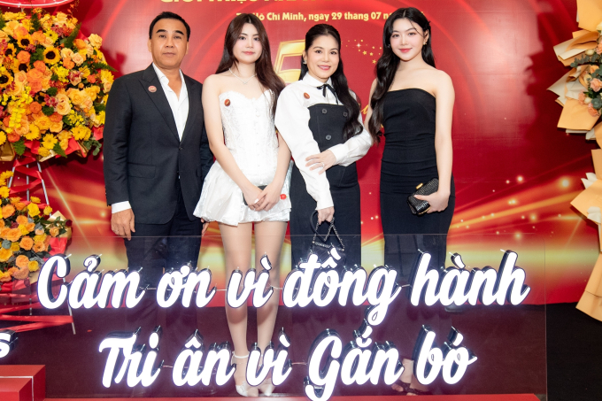 2 ái nữ nhà Quyền Linh khoe nhan sắc ngọt ngào, thu hút mọi ánh nhìn khi cùng bố mẹ dự sự kiện