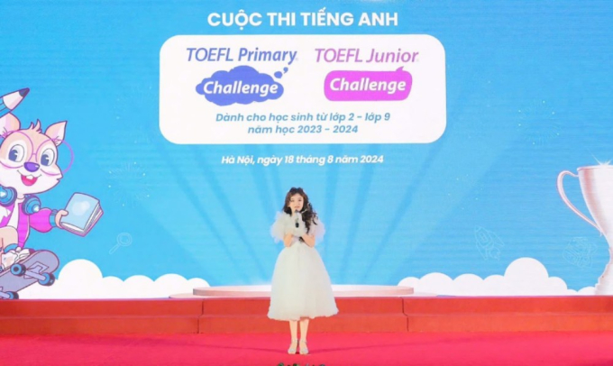 Ca sĩ nhí Kim Cương tự tin khoe vốn tiếng Anh đáng nể, ghi điểm khi hát Hello Vietnam