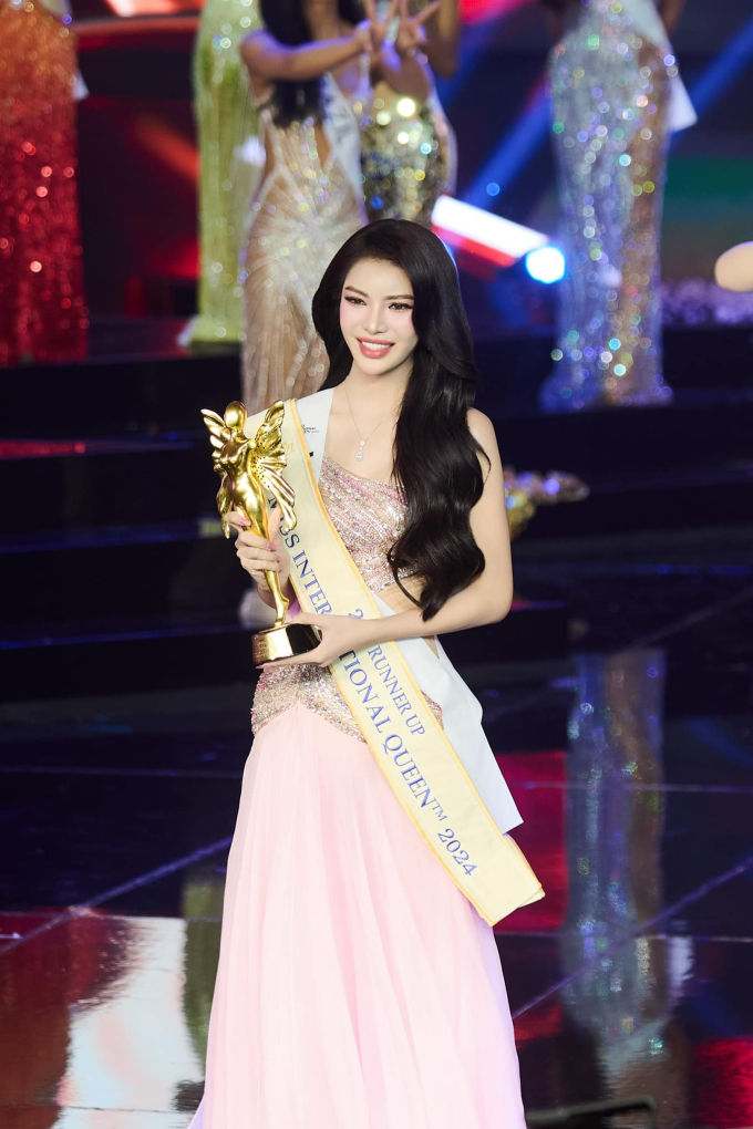 Người đẹp Tường San xuất sắc giành danh hiệu á hậu 2 tại Miss International Queen 2024