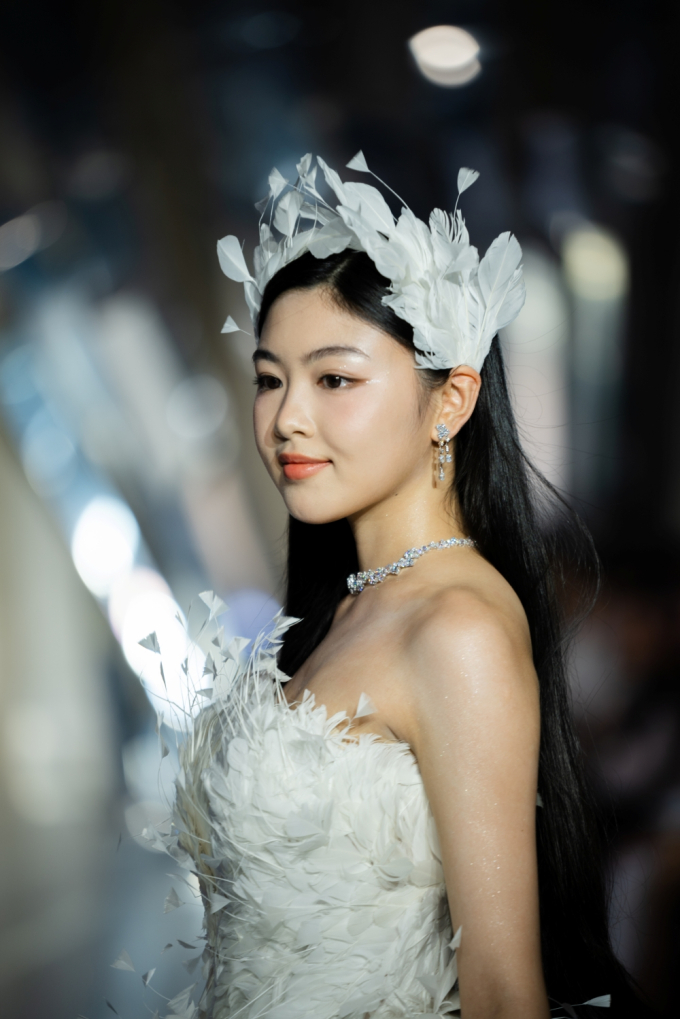 HHen Niê hóa “nữ thần bướm”, con gái Quyền Linh lần đầu catwalk ở show Chung Thanh Phong