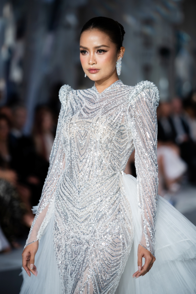 HHen Niê hóa “nữ thần bướm”, con gái Quyền Linh lần đầu catwalk ở show Chung Thanh Phong