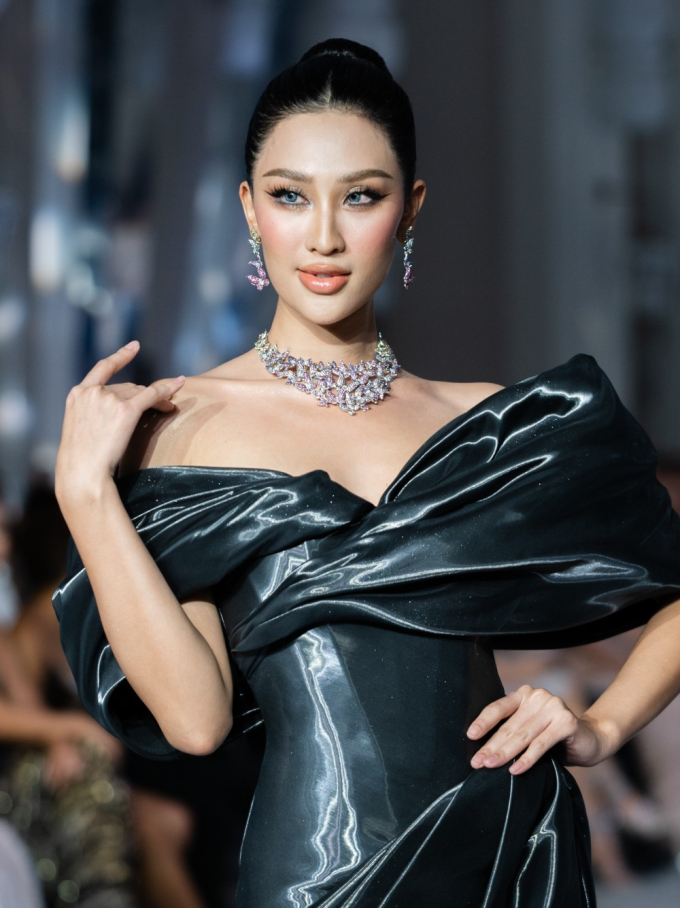 HHen Niê, Lê Nguyễn Bảo Ngọc và dàn mẫu đeo trang sức kim cương trên sàn runway