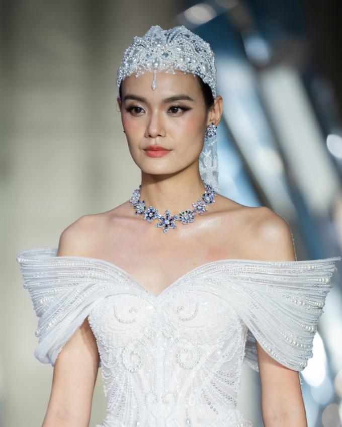 HHen Niê, Lê Nguyễn Bảo Ngọc và dàn mẫu đeo trang sức kim cương trên sàn runway