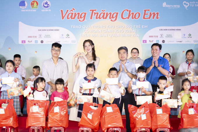 Thùy Tiên cùng dàn hoa hậu, á hậu trao quà Trung thu trị giá gần 700 triệu đồng cho 500 trẻ em có hoàn cảnh khó khăn