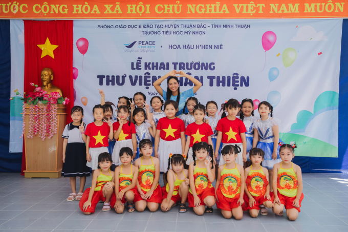 Hoa hậu H’Hen Niê trao tổng cộng 9 thư viện thân thiện, hóa sói kể chuyện cho các em học sinh