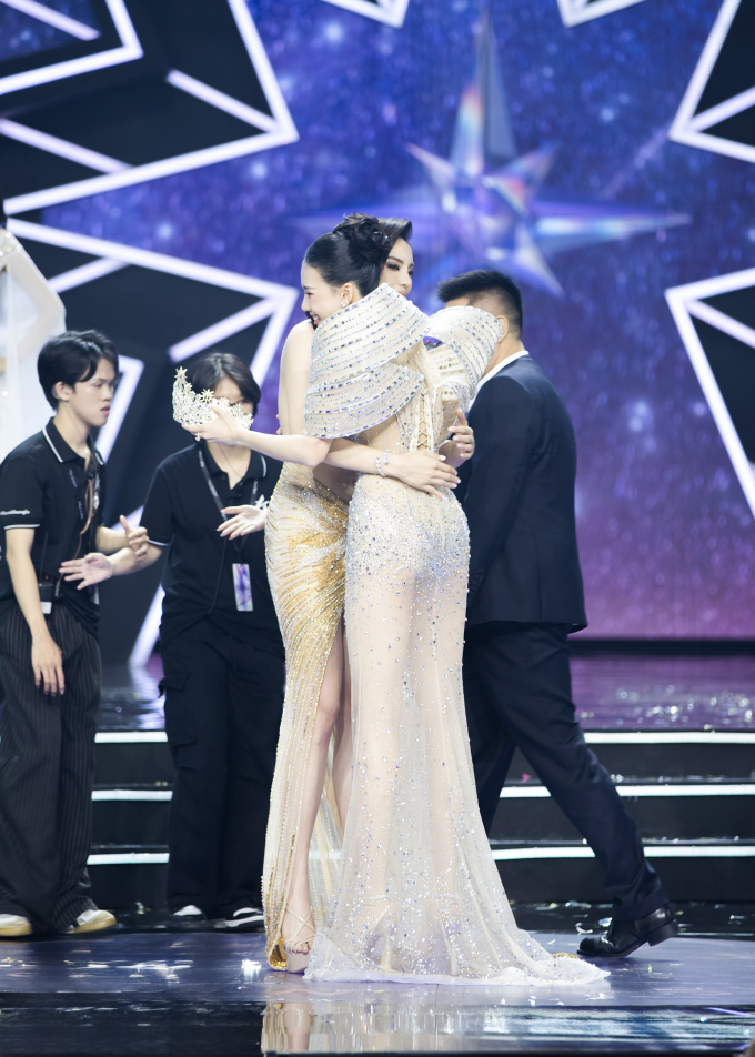 Bùi Quỳnh Hoa không đội vương miện trong màn final walk, nhường spotlight cho tân Miss Universe Vietnam