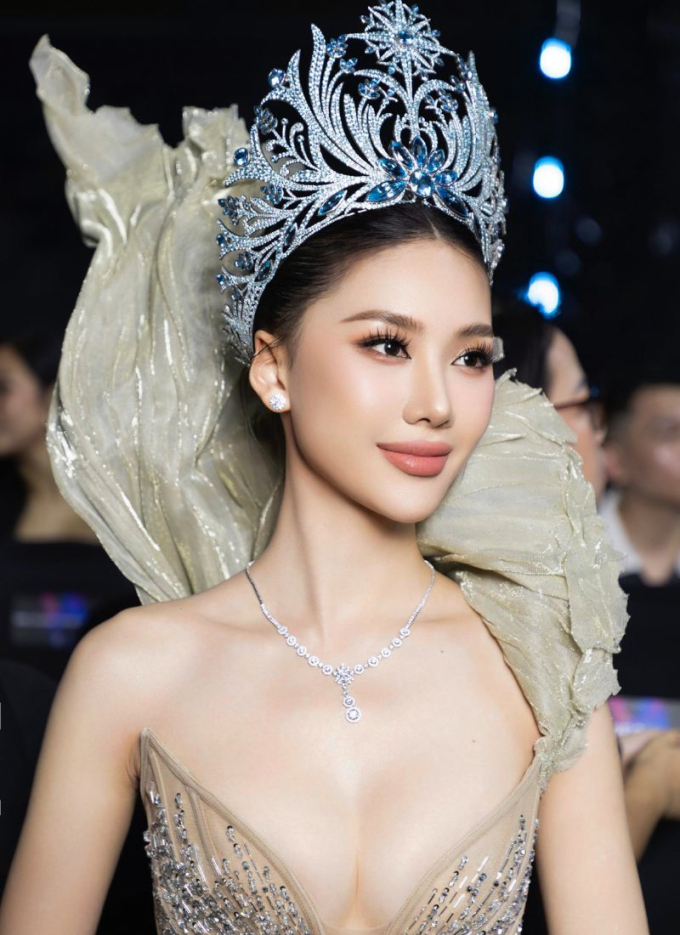 Bùi Quỳnh Hoa không đội vương miện trong màn final walk, nhường spotlight cho tân Miss Universe Vietnam