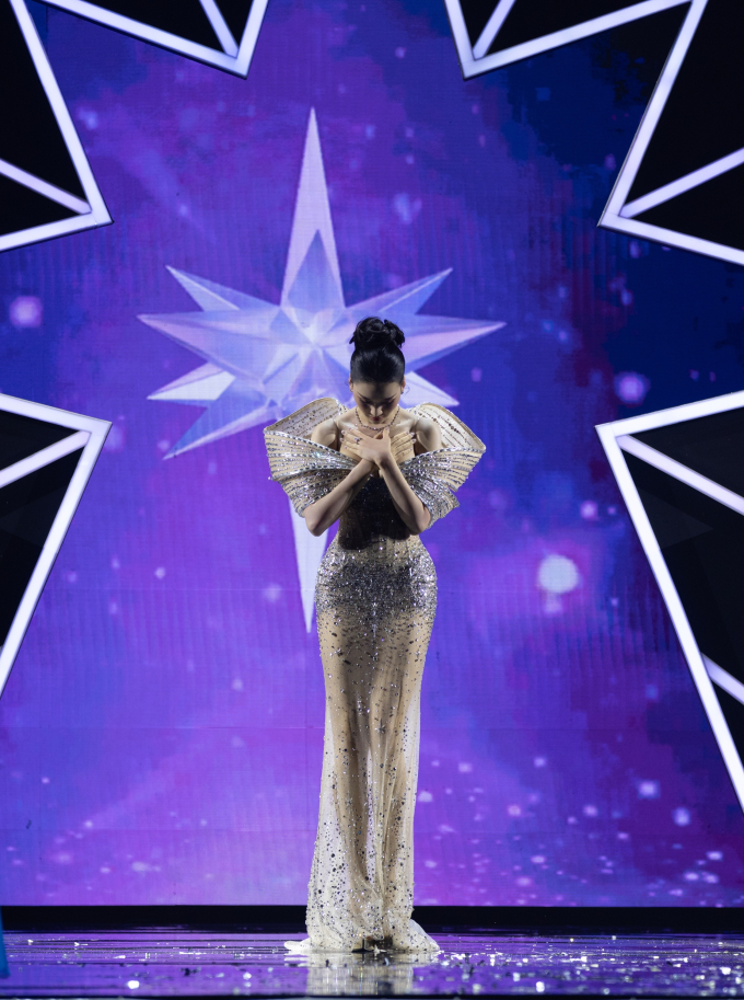 Bùi Quỳnh Hoa không đội vương miện trong màn final walk, nhường spotlight cho tân Miss Universe Vietnam