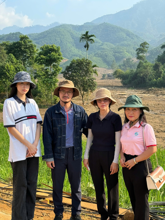 Hoa hậu Thanh Thủy đến Làng Nủ thăm hỏi, hỗ trợ cho bà con ảnh hưởng nặng nề bởi mưa lũ