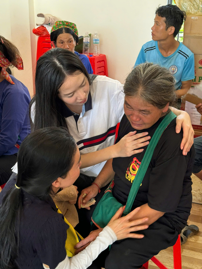 Hoa hậu Thanh Thủy đến Làng Nủ thăm hỏi, hỗ trợ cho bà con ảnh hưởng nặng nề bởi mưa lũ