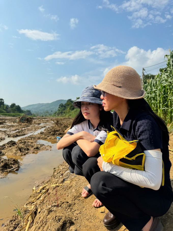 Hoa hậu Thanh Thủy đến Làng Nủ thăm hỏi, hỗ trợ cho bà con ảnh hưởng nặng nề bởi mưa lũ