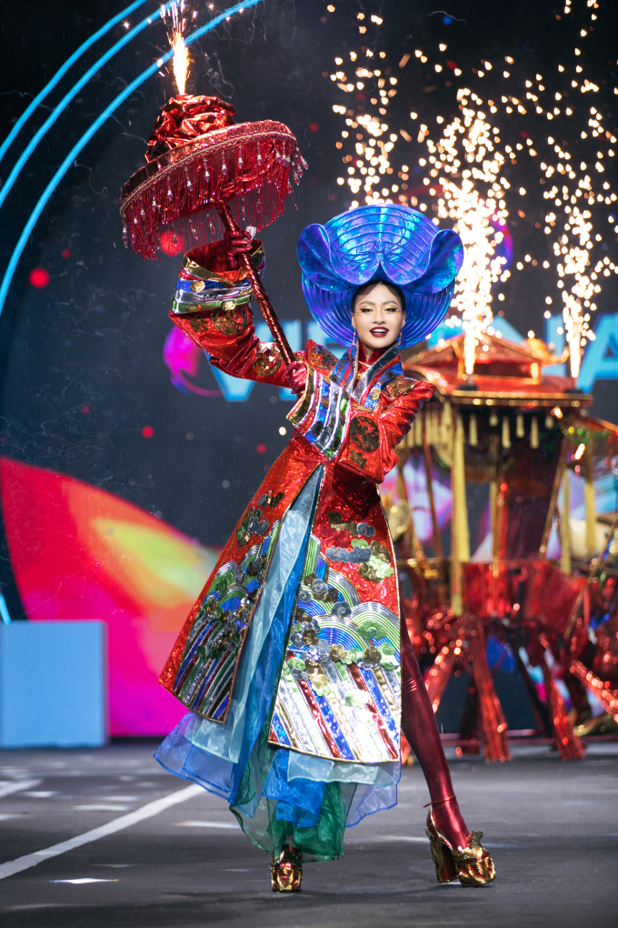 Miss Cosmo 2024: Xuân Hạnh trình diễn Tý Hỷ cực ấn tượng, đại diện Philippines hóa tiên cá “gây bão”