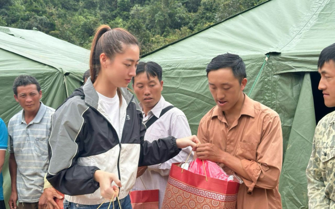 Lương Thùy Linh giúp đỡ người dân thiệt hại sau bão, nhận bảo trợ 2 em bé mất cả cha lẫn mẹ ở Cao Bằng