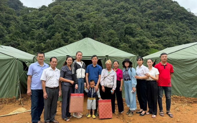 Lương Thùy Linh giúp đỡ người dân thiệt hại sau bão, nhận bảo trợ 2 em bé mất cả cha lẫn mẹ ở Cao Bằng