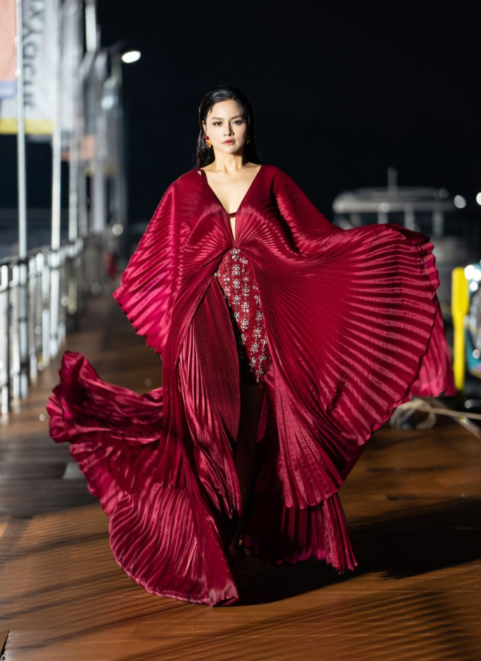 Vietnam International Sea Fashion Festival: Vũ Thu Phương - Anh Thư chứng tỏ sức hút với vai trò vedette