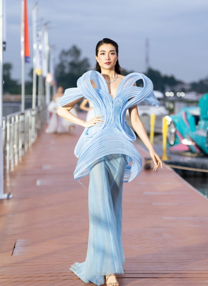 Vietnam International Sea Fashion Festival: Vũ Thu Phương - Anh Thư chứng tỏ sức hút với vai trò vedette