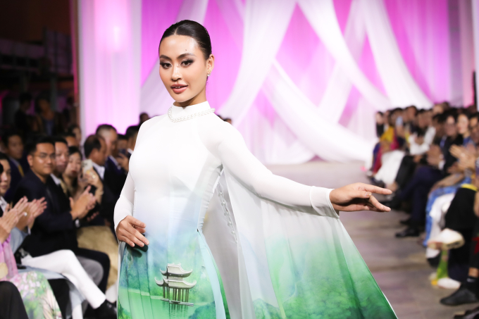 Hoa hậu Xuân Hạnh cùng dàn mỹ nhân Miss Cosmo trình diễn cổ phục và áo dài Việt Nam tại Ao dai show