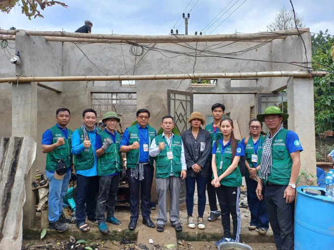 Hoa hậu Quế Anh cùng đoàn tình nguyện viên hỗ trợ người dân chịu thiệt hại sau thiên tai tại Lào Cai