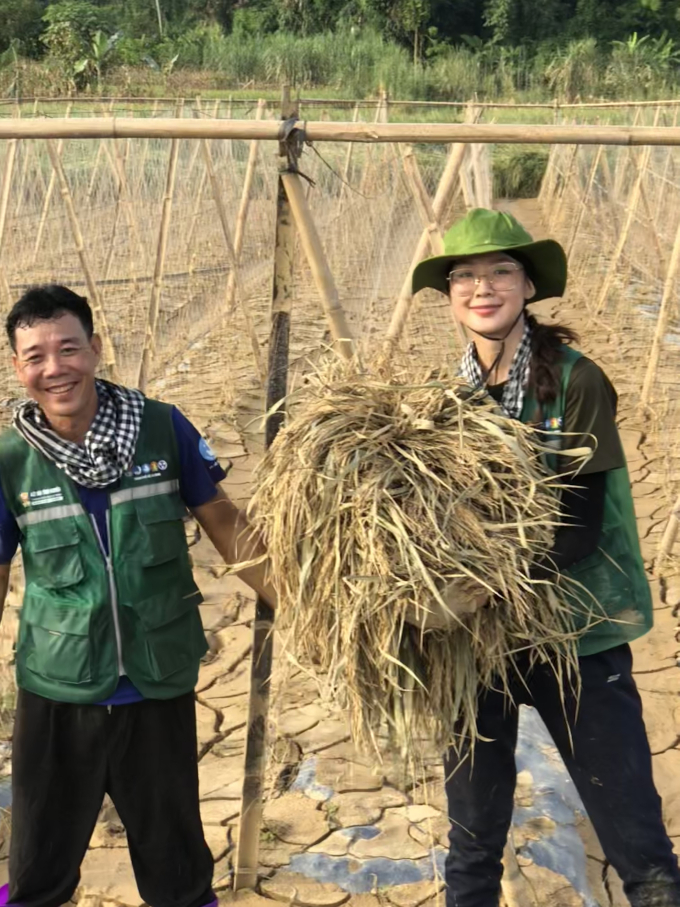 Hoa hậu Bảo Ngọc góp sức dựng nhà, hỗ trợ khám bệnh cho bà con vùng lũ phía Bắc