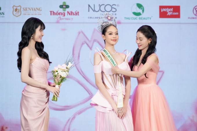 Thanh Thủy nhận sash đại diện Việt Nam thi Miss International 2024, Phương Nhi có lời nhắn đặc biệt