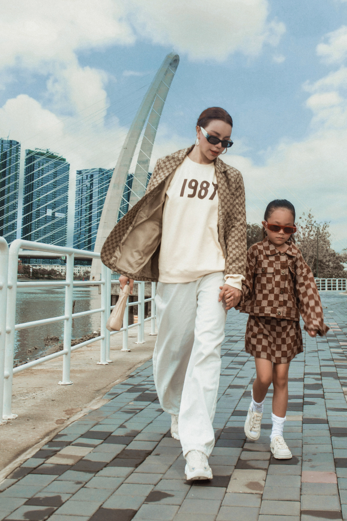 Phong cách streetstyle thời thượng của mẹ con Trà Ngọc Hằng: Thần thái trong từng khung hình