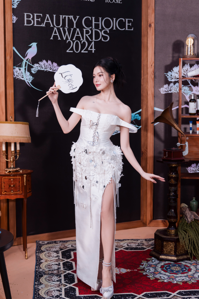 Yên Đan tay trong tay tình tứ bên bạn trai, giành giải thưởng Beauty Influencer Of The Year