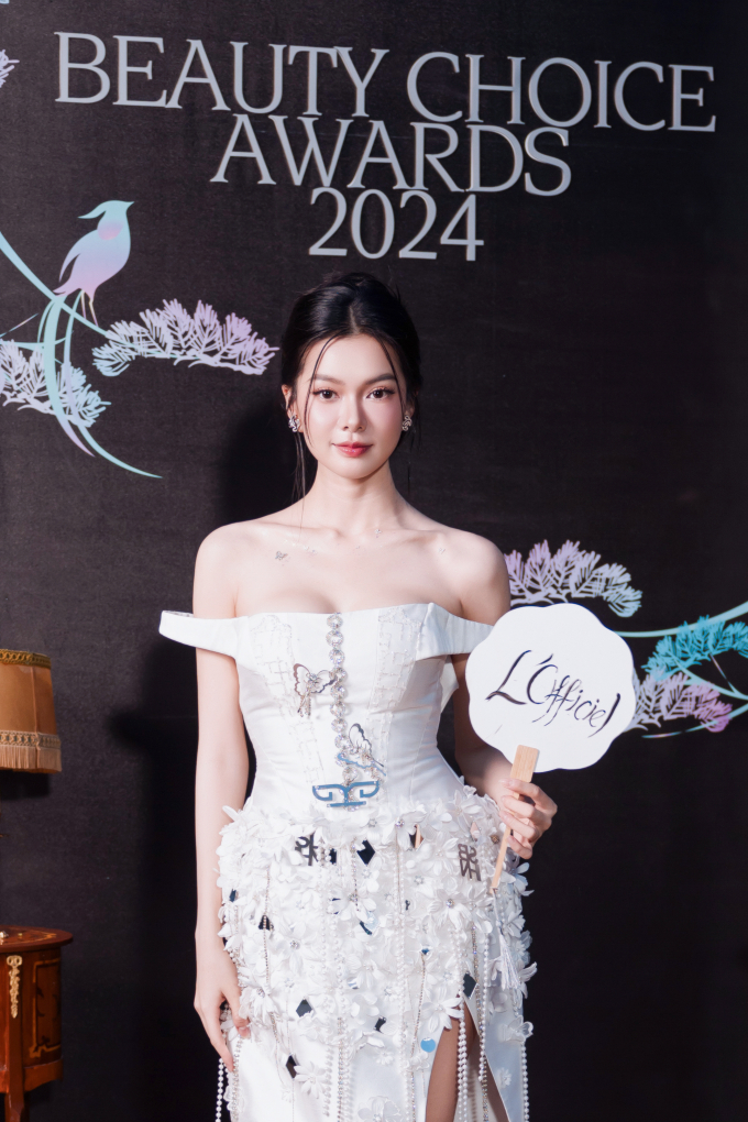 Yên Đan tay trong tay tình tứ bên bạn trai, giành giải thưởng Beauty Influencer Of The Year