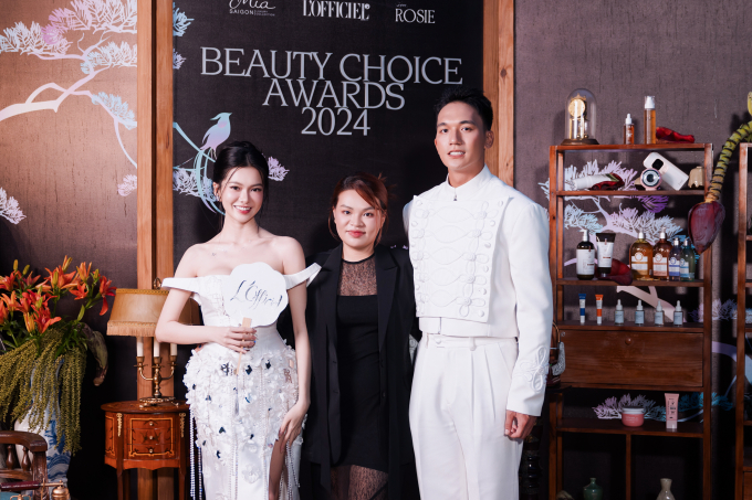 Yên Đan tay trong tay tình tứ bên bạn trai, giành giải thưởng Beauty Influencer Of The Year