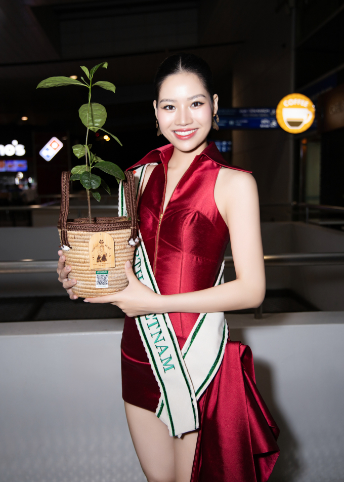 Cao Ngọc Bích lên đường dự thi Miss Earth 2024, được các đàn chị dặn dò kỹ lưỡng khi chinh chiến quốc tế