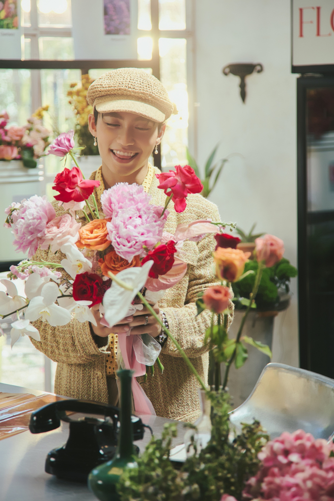 MONO tiếp tục khuấy đảo mạng xã hội với Chăm hoa khi tặng quà cho những “bông hoa đặc biệt”