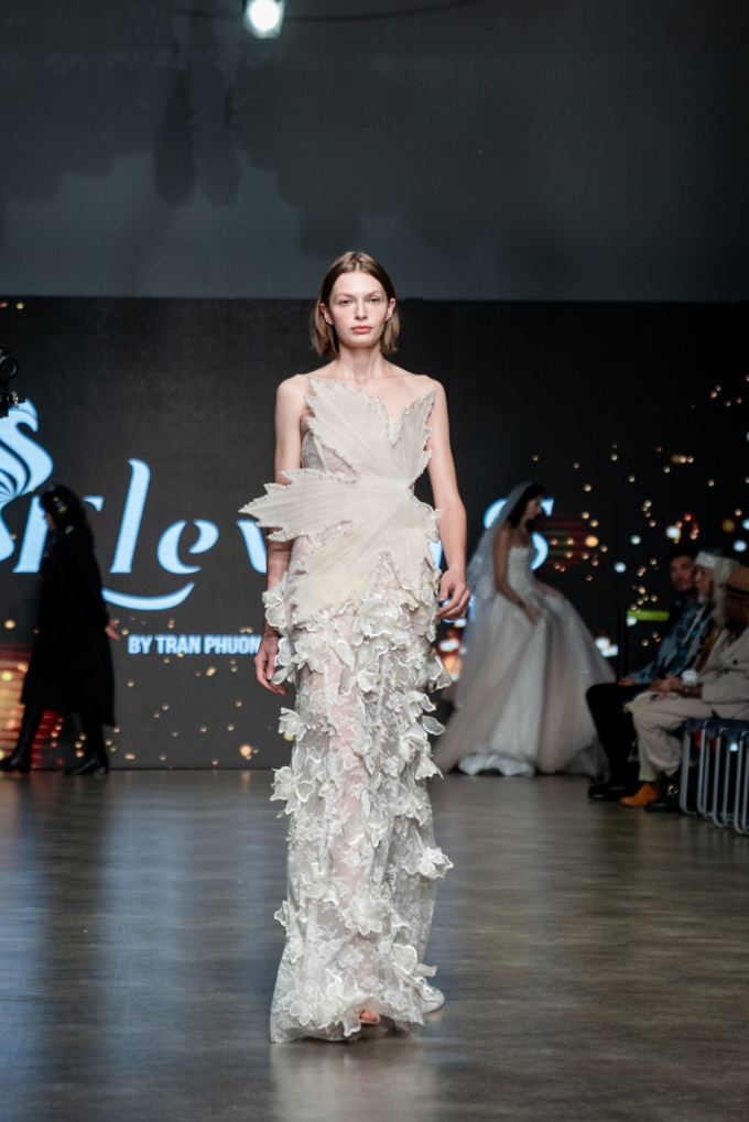 NTK Trần Phương Hoa ra mắt BST mới tại Vancouver Fashion Week